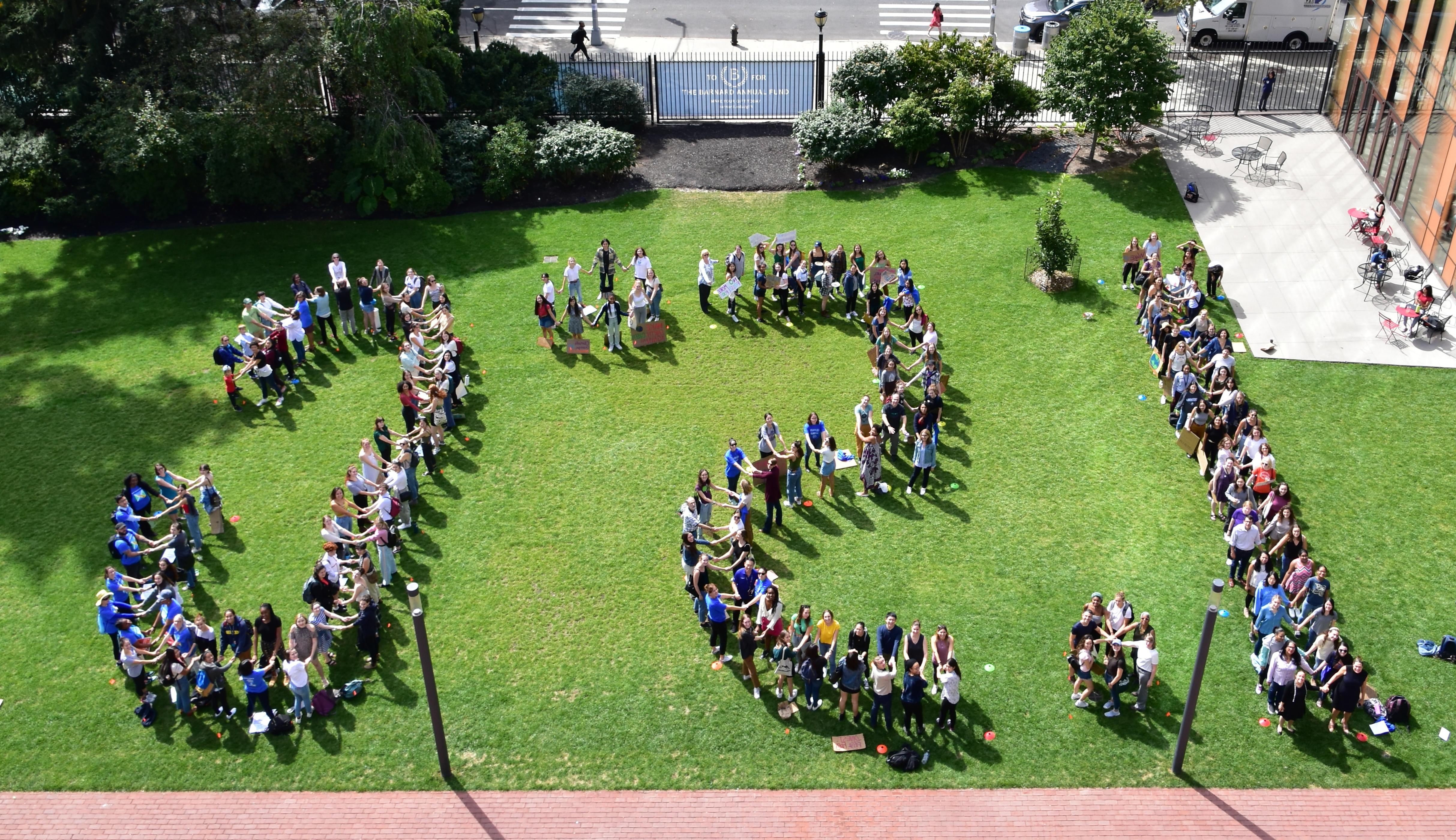 学生 pose in 的 shape of 1.5 degrees celsius on 的 day of 的 climate strike 